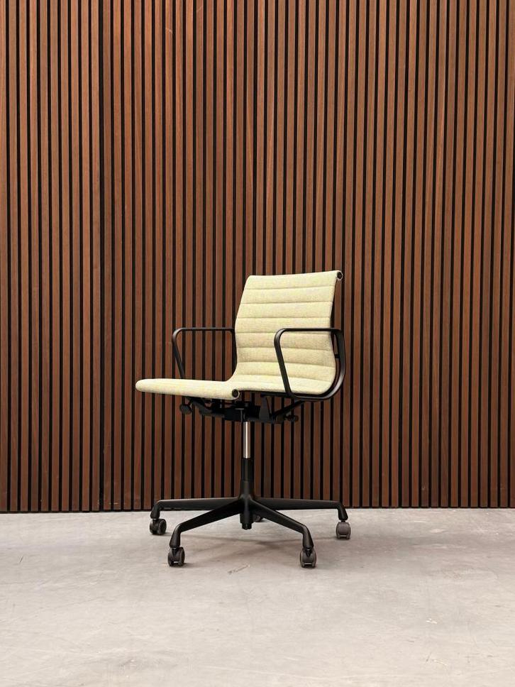 Vitra Eames Alumium chair - EA 118, Antiek en Kunst, Antiek | Meubels | Stoelen en Banken