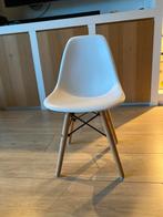 Leuk kinderstoeltje - Wit met houten poten, Huis en Inrichting, Stoelen, Wit, Ophalen of Verzenden, Zo goed als nieuw, Eén