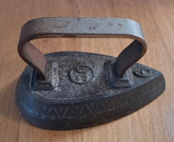 Antiek Gietijzeren Strijkijzer beschikbaar voor biedingen