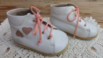 Franse brocante leren kinderschoentjes, roze hartjes beschikbaar voor biedingen