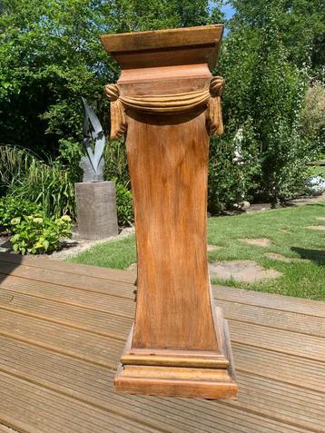 Houten console, mooi versierd , 1mtr hoog beschikbaar voor biedingen