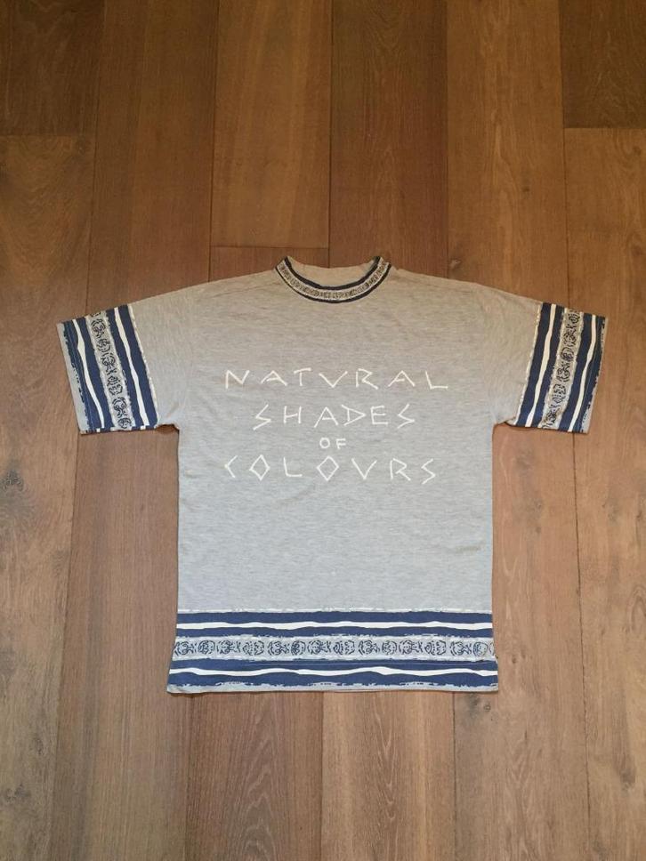 Ruimvallend T-shirt grijs met jeansblauwe print; medium, Kleding | Heren, T-shirts, Gedragen, Maat 48/50 (M), Grijs, Ophalen of Verzenden
