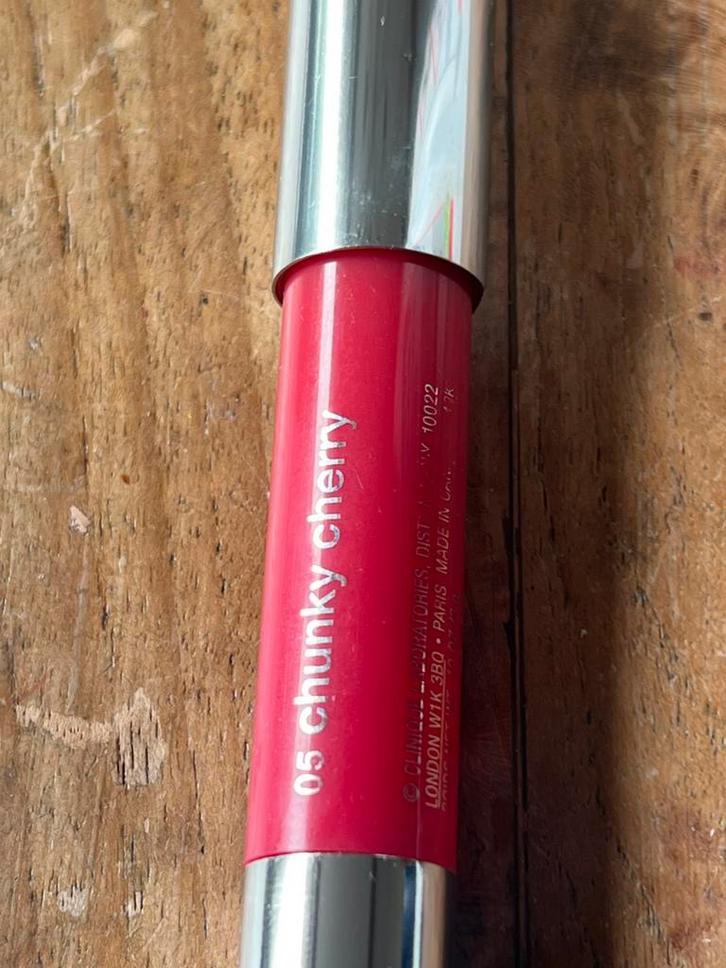 Clinique Chubby Stick Lip Colour Balm 05 Chunky Cherry, Sieraden, Tassen en Uiterlijk, Uiterlijk | Cosmetica en Make-up, Nieuw