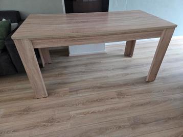 Stevige eettafel beschikbaar voor biedingen