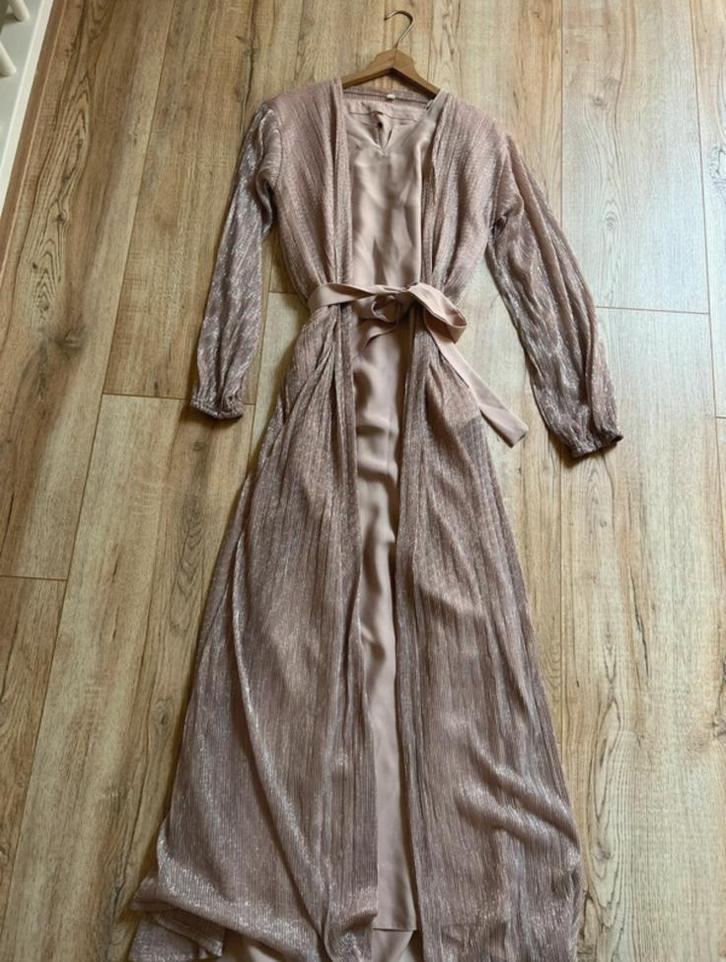 Abayatichic abaya + bijpassende jurk, Kleding | Dames, Jurken, Zo goed als nieuw, Roze, Onder de knie, Verzenden