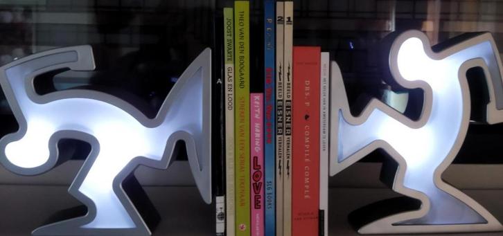 2x lamp boekensteun La Linea Osvaldo Cavandoli Keith Haring, Antiek en Kunst, Kunst | Designobjecten, Ophalen of Verzenden