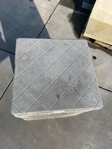 Betonplaten 80x80x8 beschikbaar voor biedingen
