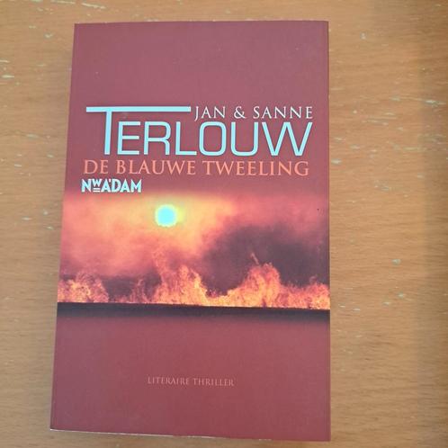 Jan Terlouw - De blauwe tweeling, Boeken, Thrillers, Zo goed als nieuw, Nederland, Ophalen of Verzenden