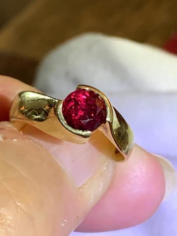 14 kt gouden ring + zeldzame Siam robijn 1,11 kt. + certif. beschikbaar voor biedingen