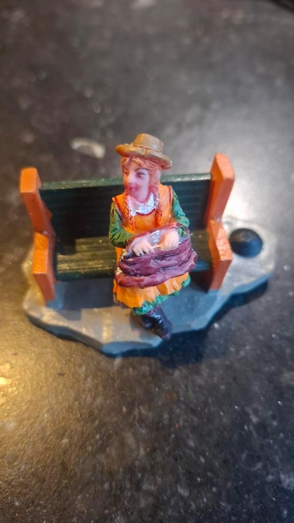 Lemax poppetje op bankje, Diversen, Kerst, Gebruikt, Ophalen of Verzenden