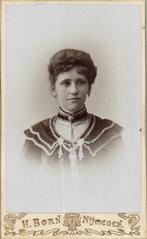 CDV - H Born - Nijmegen - Vrouw in fraaie japon, Gebruikt, Verzenden, Foto, Klederdracht