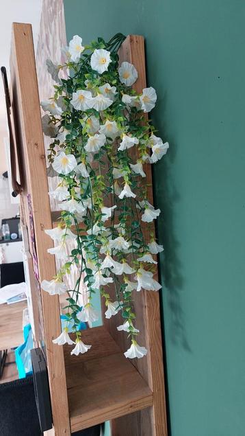 Kunst hangplant met 2 takken beschikbaar voor biedingen