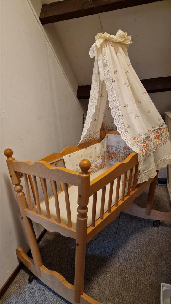 Schattig wiegje, Kinderen en Baby's, Kinderkamer | Bedden, Zo goed als nieuw, Minder dan 140 cm, Minder dan 70 cm, Ophalen