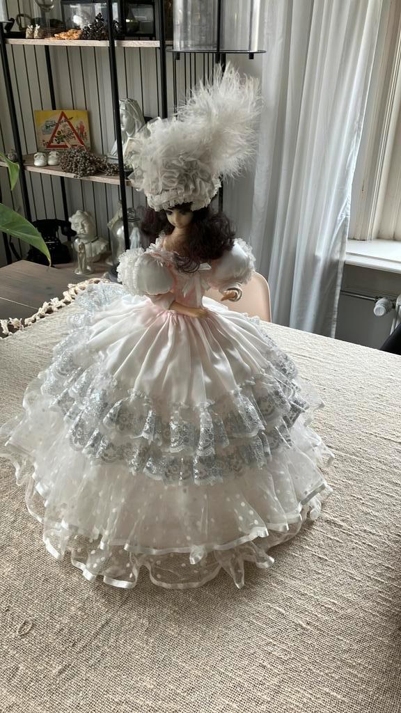 Prachtige speeldoos pop, Verzamelen, Poppen, Zo goed als nieuw, Pop, Ophalen of Verzenden