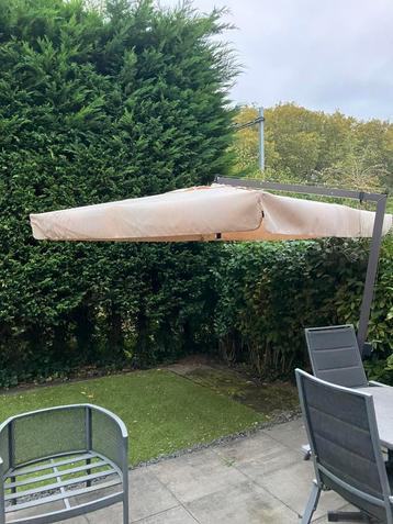 Degelijke zweefparasol groot beige metaal met voet beschikbaar voor biedingen
