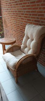 Rotan stoel bamboe met tafel en kussen, Huis en Inrichting, Fauteuils, Ophalen, Zo goed als nieuw, 50 tot 75 cm