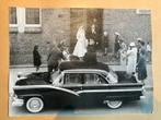Trouwfoto vijftiger jaren met fifties auto, Foto, Ophalen of Verzenden, Zo goed als nieuw, 1940 tot 1960