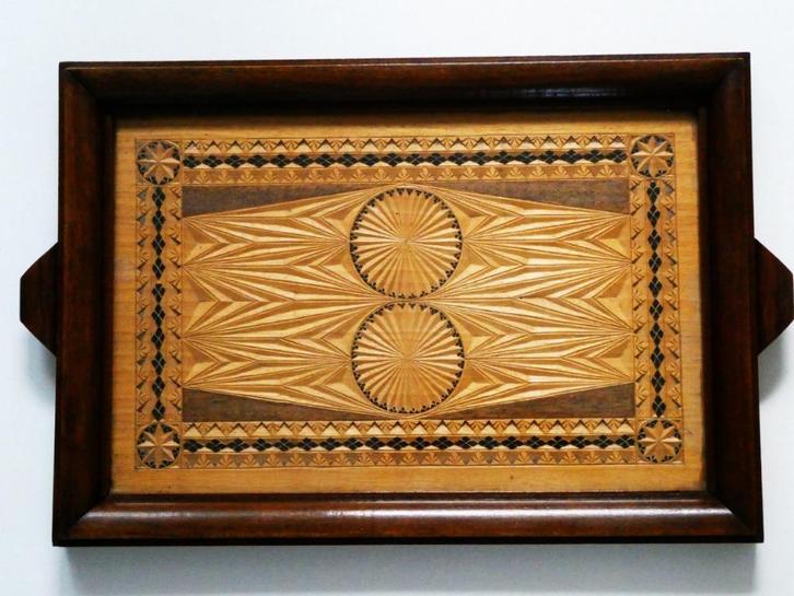 Fries kerfsnede dienblad / serveerblad met glasplaat, Antiek en Kunst, Kunst | Beelden en Houtsnijwerken, Ophalen of Verzenden