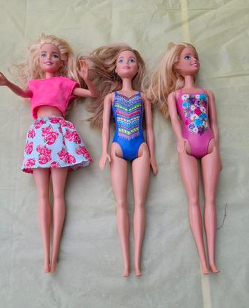 Barbie's en 3 andere popjes met kleding en accessoires  beschikbaar voor biedingen