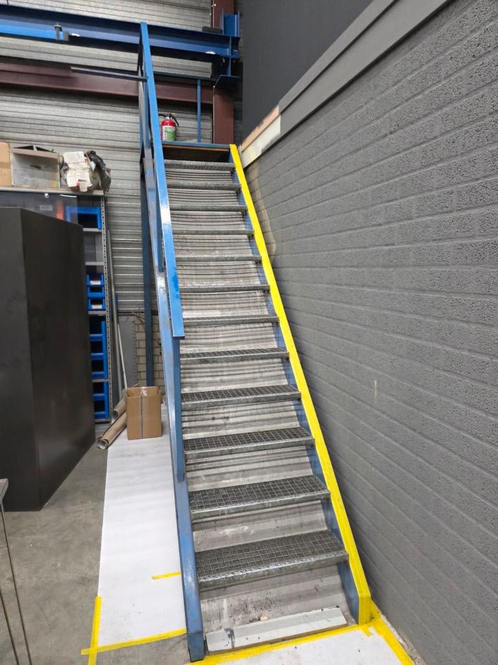 Stalen Trap met Bordes - 270cm Hoog, Doe-het-zelf en Verbouw, Ladders en Trappen, Ophalen