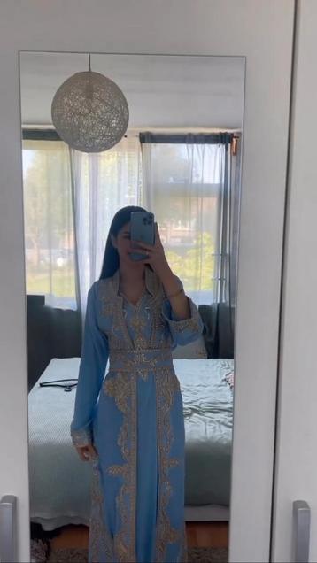 Elegante Lichtblauwe Takchita met Gouden Borduursel  beschikbaar voor biedingen