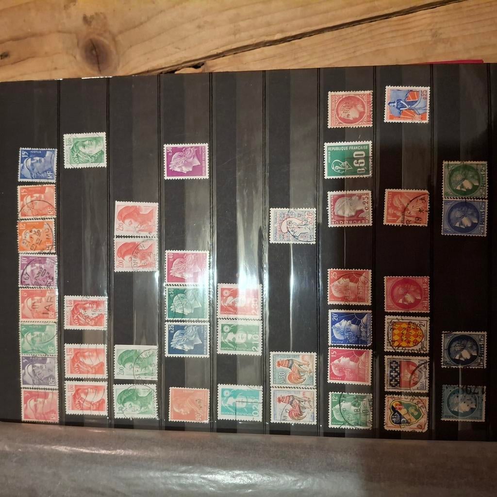 Postzegels. 3 albums. 14 volle pagina's. Doos zegels. Wereld, Ophalen of Verzenden, Nederland en Buitenland