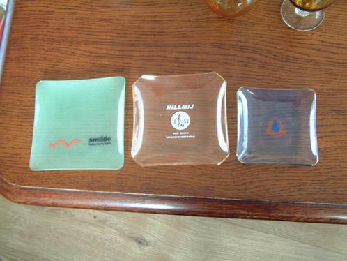 3 vintage glas reclame asbakjes, Verzamelen, Rookartikelen, Aanstekers en Luciferdoosjes, Asbak, Ophalen of Verzenden