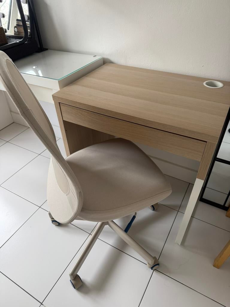 Ikea bureau & bureaustoel, Ophalen, Zo goed als nieuw