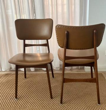 Twee prachtige vintage mid-century eetkamerstoelen. beschikbaar voor biedingen