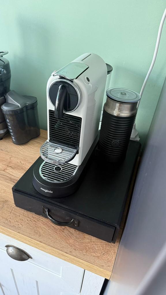 Nespresso koffiemachine + melkopschuimer, Witgoed en Apparatuur, Koffiezetapparaten, Zo goed als nieuw, Koffiemachine, Ophalen of Verzenden