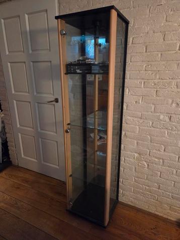 Showkast met spiegelwand beschikbaar voor biedingen