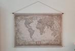 Oude wereldkaart wandtapijten hangend op houten stelen, Ophalen