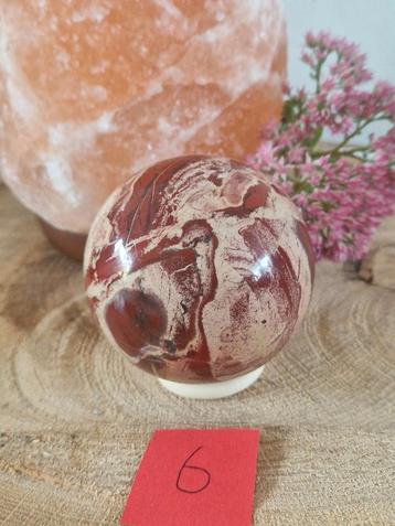 Edelsteen Bol 6 rode jaspis met kwarts bol Madagascar 6.5 cm beschikbaar voor biedingen