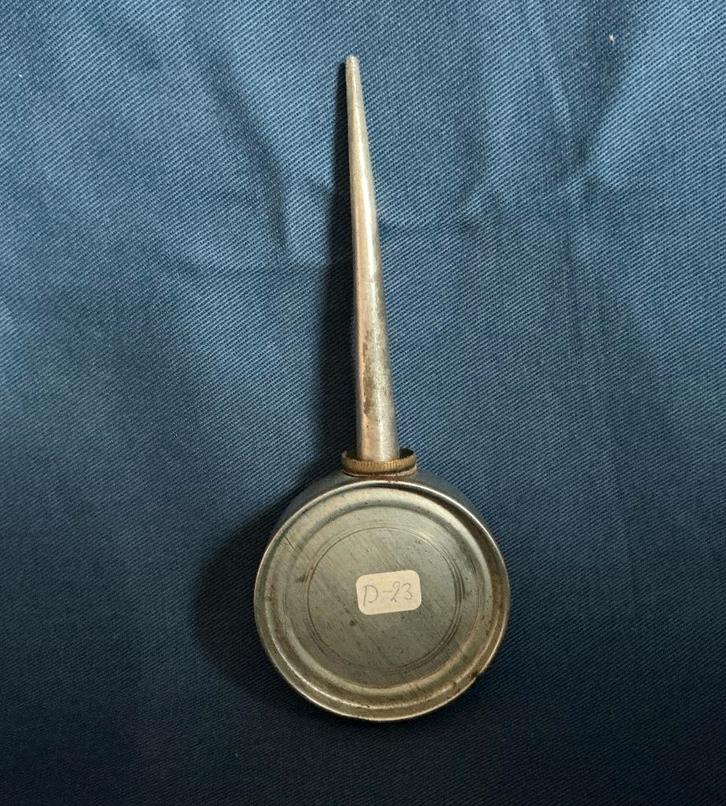 BLIKKEN OLIESPUITJE NR D-23  HOOG 12 ROND 4.7, Antiek en Kunst, Antiek | Gereedschap en Instrumenten, Ophalen of Verzenden