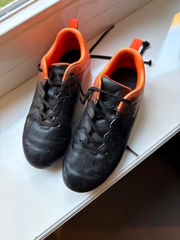 Voetbalschoenen maat 33 beschikbaar voor biedingen