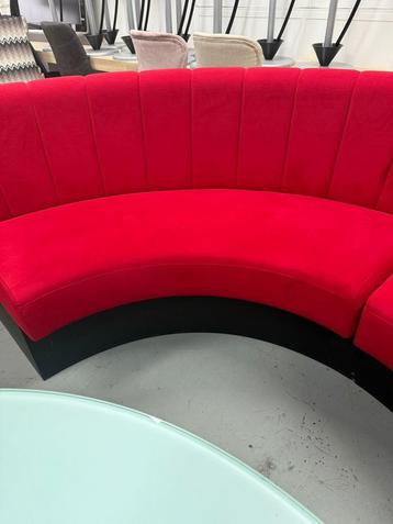 Loungebank rood beschikbaar voor biedingen