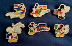 MOET WEG:Complete set 6 Mickey pins vlaggen Disneyland Paris, Verzamelen, Disney, Overige typen, Mickey Mouse, Zo goed als nieuw