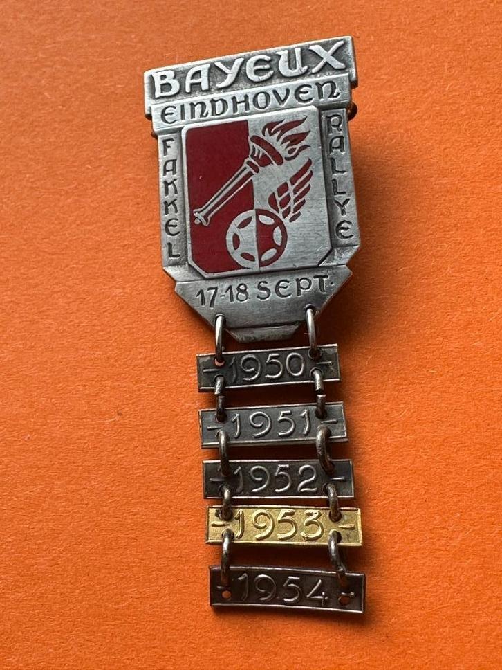 Fakkel rallye Bayeux Eindhoven badge. Vijftiger jaren., Verzamelen, Merken en Reclamevoorwerpen, Gebruikt, Gebruiksvoorwerp, Ophalen of Verzenden