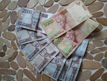 7 briefjes van 2000 dua ribu rupiah. 2x briefjes van 5000 beschikbaar voor biedingen