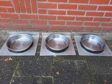 Metalen voerbak + wandbevestiging 3x beschikbaar voor biedingen