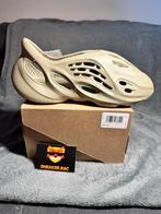 Nieuwe Yeezy Foam Runner maat 44, Kleding | Heren, Schoenen, Ophalen of Verzenden, Nieuw, Overige kleuren, Slippers