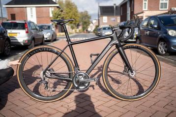 Van Vught carbon wielrenfierts met powermeter.  beschikbaar voor biedingen