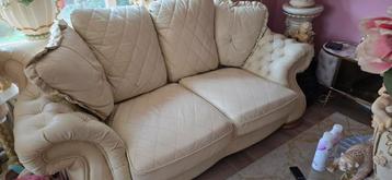 Wit creme lederen bank beschikbaar voor biedingen