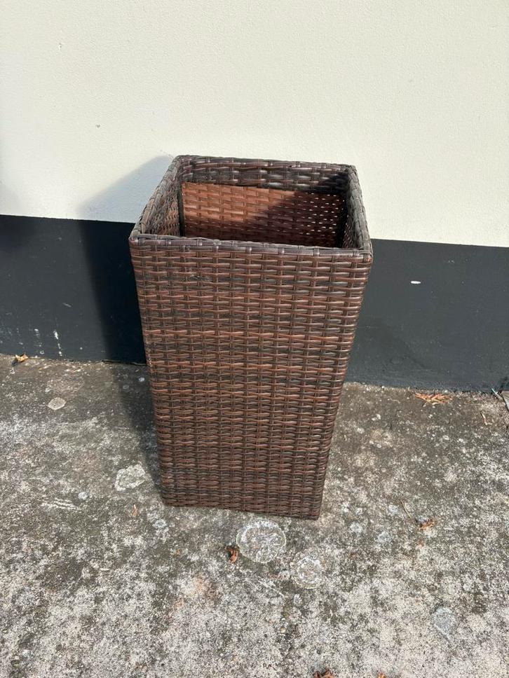 Hoge vierkante gevlochten bloempot, Tuin en Terras, Bloembakken en Plantenbakken, Zo goed als nieuw, Overige materialen, Binnen