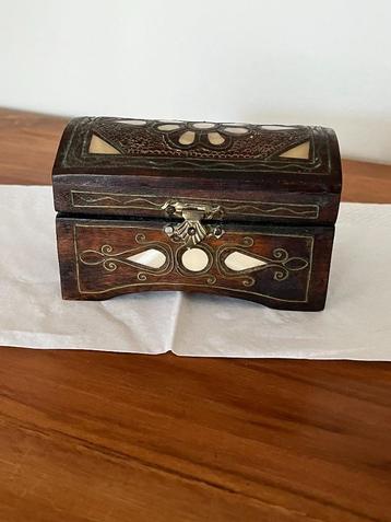 vintage Parelmoer houten kistje  beschikbaar voor biedingen