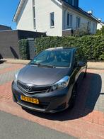 Toyota Yaris 1.0 12V Vvt-i 5DR 2012 Grijs, 527 kg, 750 kg, Origineel Nederlands, 3 cilinders