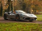 Ferrari F8 Spider 3.9 V8 HELE | Atelier Car | Grigio Coburn, Auto's, Ferrari, Automaat, Achterwielaandrijving, Gebruikt, Leder
