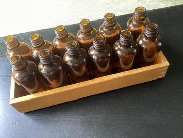 Vintge kistje met 12 bruine labaratorium, apothekers flasjes beschikbaar voor biedingen