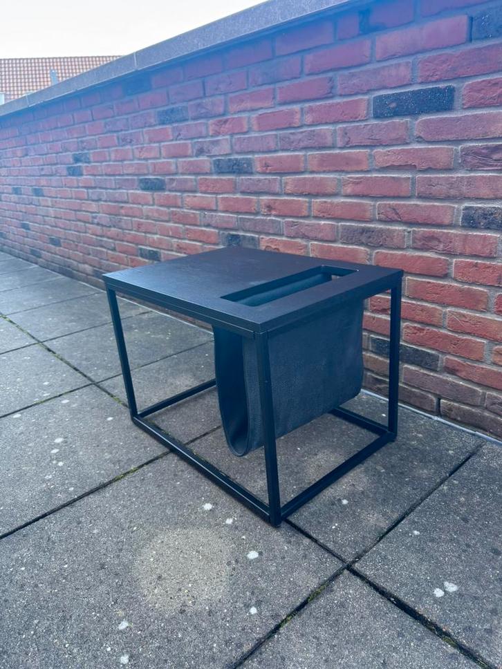 Zwarte lectuur bijzettafel | Hout - Metaal, Huis en Inrichting, Tafels | Bijzettafels, Zo goed als nieuw, Rechthoekig, Minder dan 45 cm