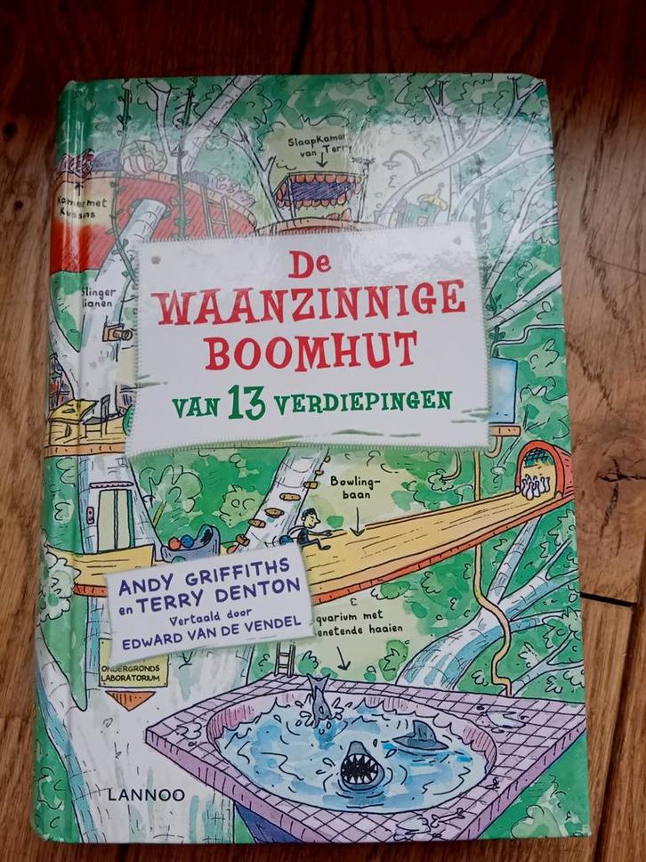 De waanzinnige boomhut van 13 verdiepingen, Boeken, Kinderboeken | Jeugd | onder 10 jaar, Zo goed als nieuw, Ophalen of Verzenden
